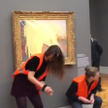 Aktywiści oblali obraz Claude'a Monet z serii "Stogi siana"