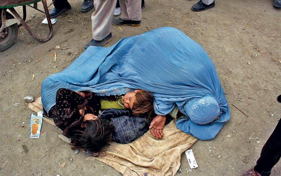 Choć misja NATO trwa już ponad siedem lat, Afganistan wciąż jest uzależniony od pomocy humanitarnej 