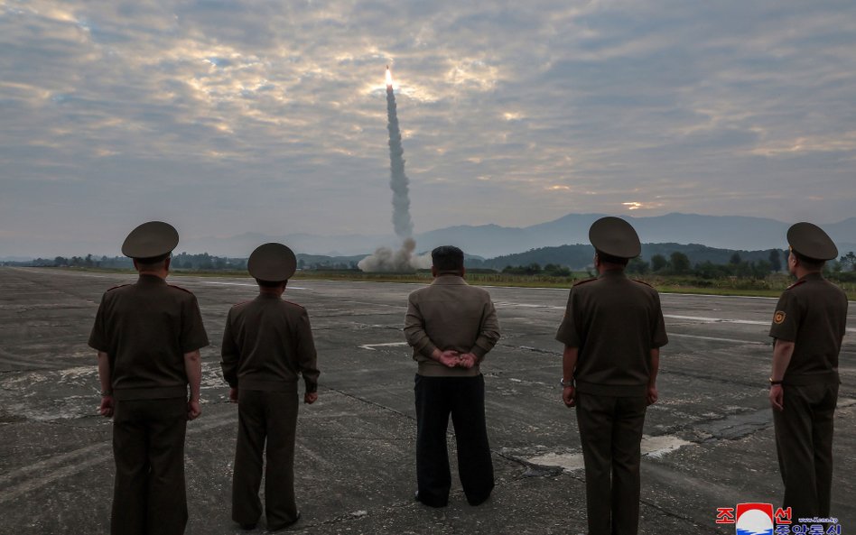 Kim Dzong Un obserwuje próbę rakietową