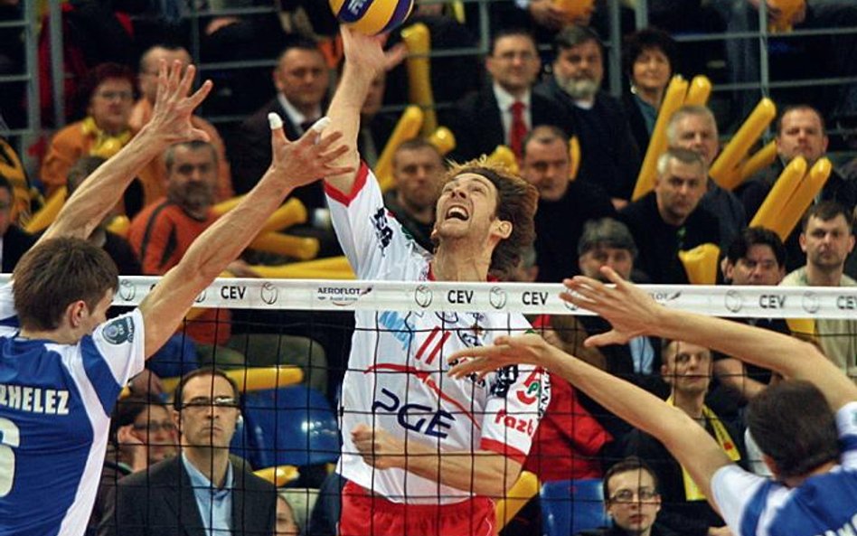 Atakuje Stephane Antiga, blokuje Aleksandr Wołkow