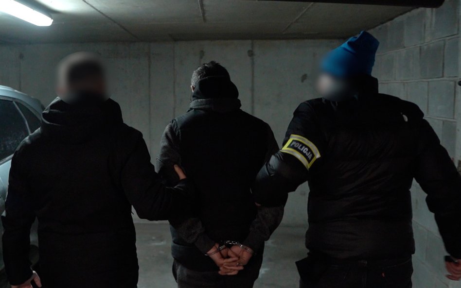 W trakcie weryfikacji tożsamości zatrzymanego wyszło na jaw, że mężczyzna od kilku miesięcy nie powi