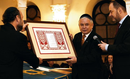 Prezydent Lech Kaczyński w warszawskiej synagodze Nożyków podczas święta Chanuka. 2008 r.