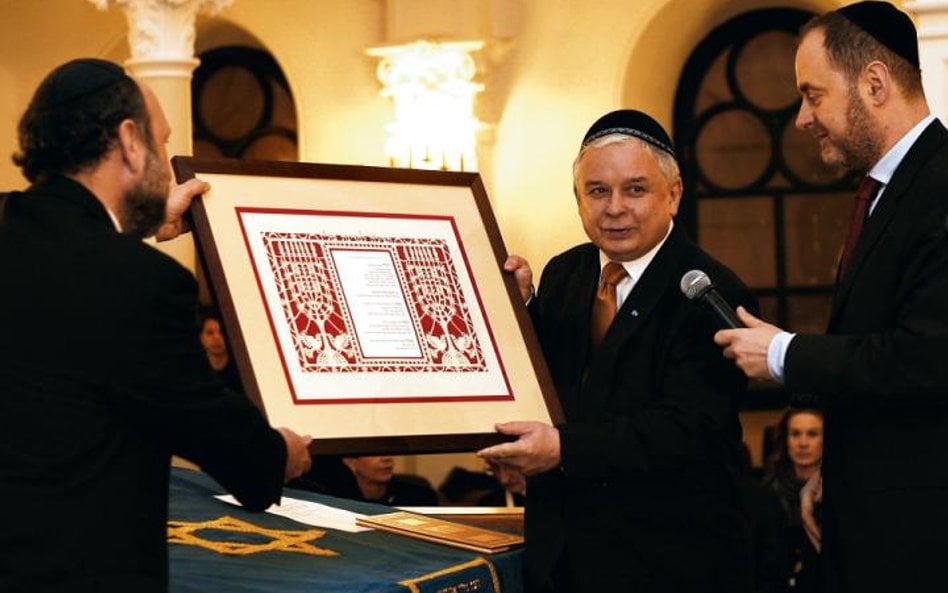 Prezydent Lech Kaczyński w warszawskiej synagodze Nożyków podczas święta Chanuka. 2008 r.