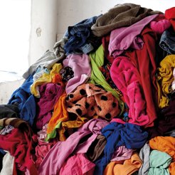 Miliony ton tekstyliów lądują co roku na wysypiskach. Problem próbują rozwiązać startupy szukające z