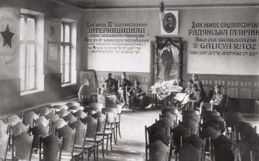 Tarnopol, wrzesień 1920. Polscy żołnierze po zdobyciu miasta w świetlicy wypełnionej sowiecką propag
