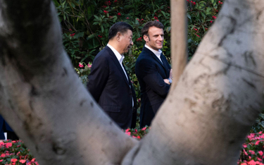 Emmanuel Macron w czasie rozmowy z Xi Jinpingiem