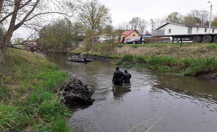 Policjanci i strażacy szukali 3,5- letniego Kacpra od 27 kwietnia. Dziś z rzeki wyciągnięto jego cia