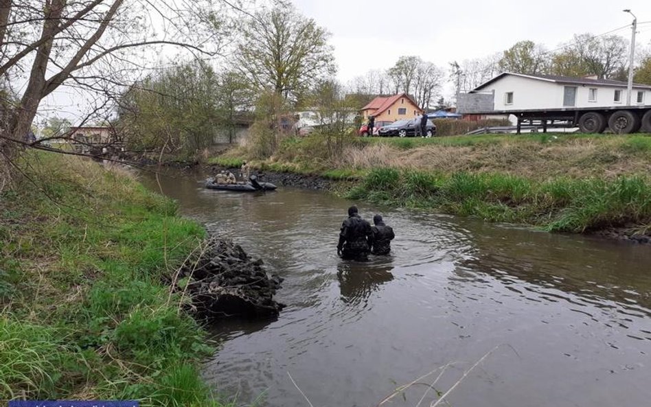 Policjanci i strażacy szukali 3,5- letniego Kacpra od 27 kwietnia. Dziś z rzeki wyciągnięto jego cia