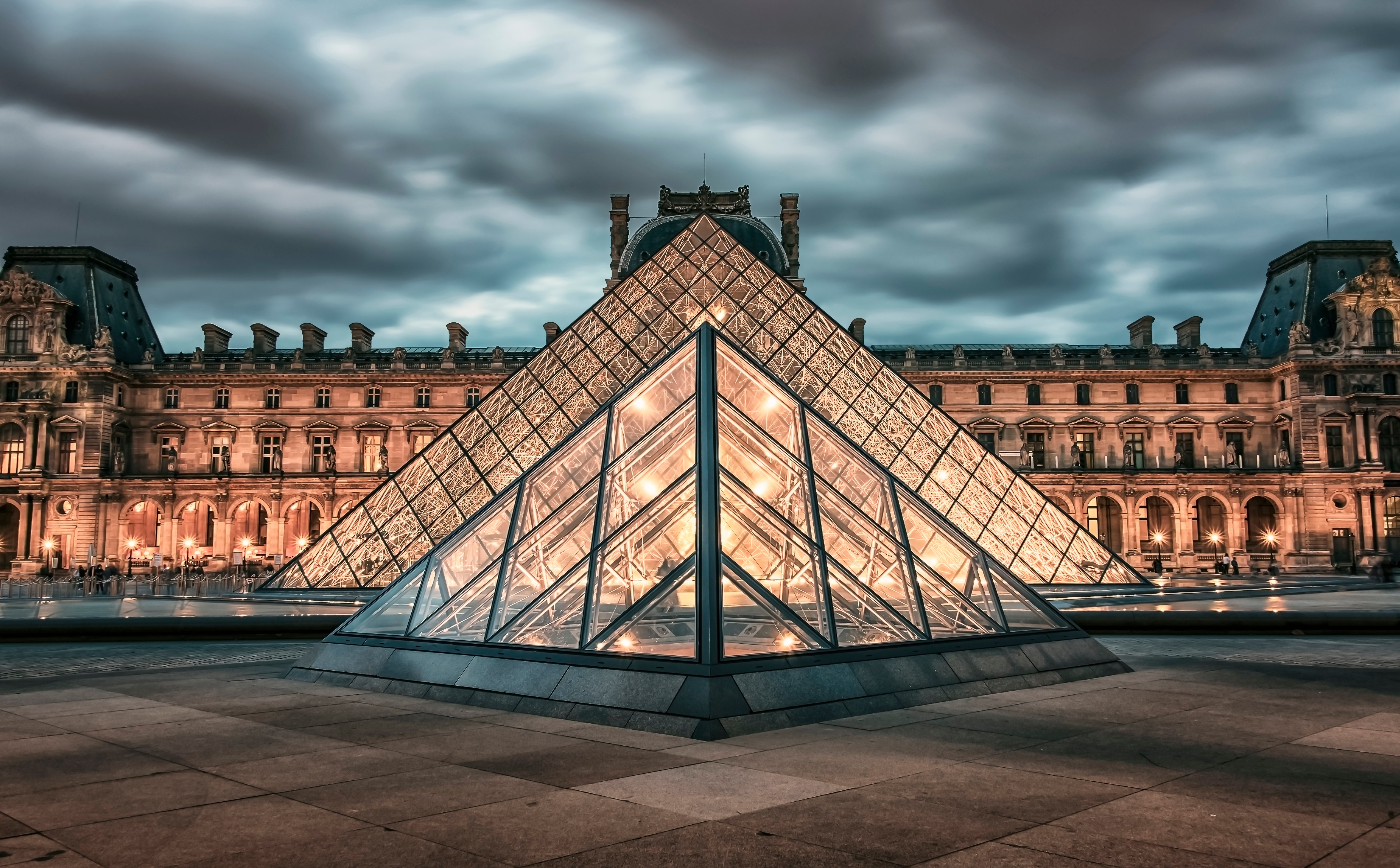 Kradzież biżuterii z Luwru rozpala domysły. Lawina pytań