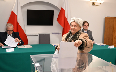 Głosowanie w wyborach parlamentarnych 2023 w ambasadzie RP w Wilnie.