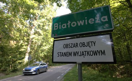 Tabliczka z informacją o obowiązywaniu stanu wyjątkowego w Białowieży