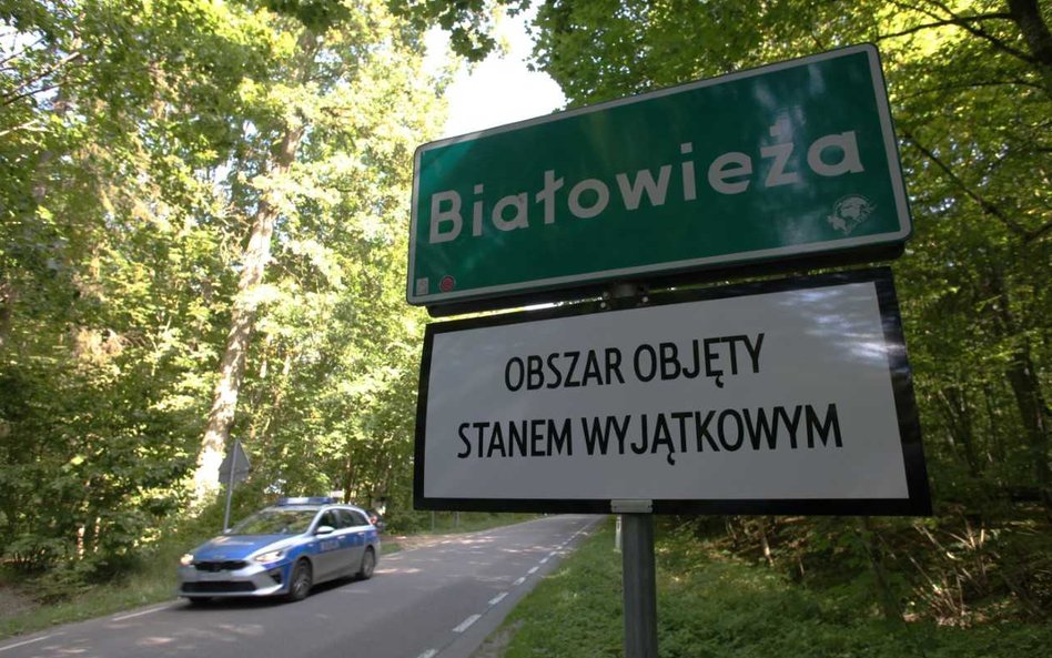 Tabliczka z informacją o obowiązywaniu stanu wyjątkowego w Białowieży