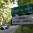 Tabliczka z informacją o obowiązywaniu stanu wyjątkowego w Białowieży