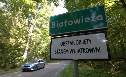 Tabliczka z informacją o obowiązywaniu stanu wyjątkowego w Białowieży
