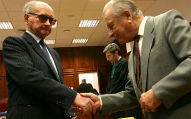 Generałowie Wojciech Jaruzelski i Czesław Kiszczak (na zdjęciu w 2007 r. podczas procesu b. szefa MS
