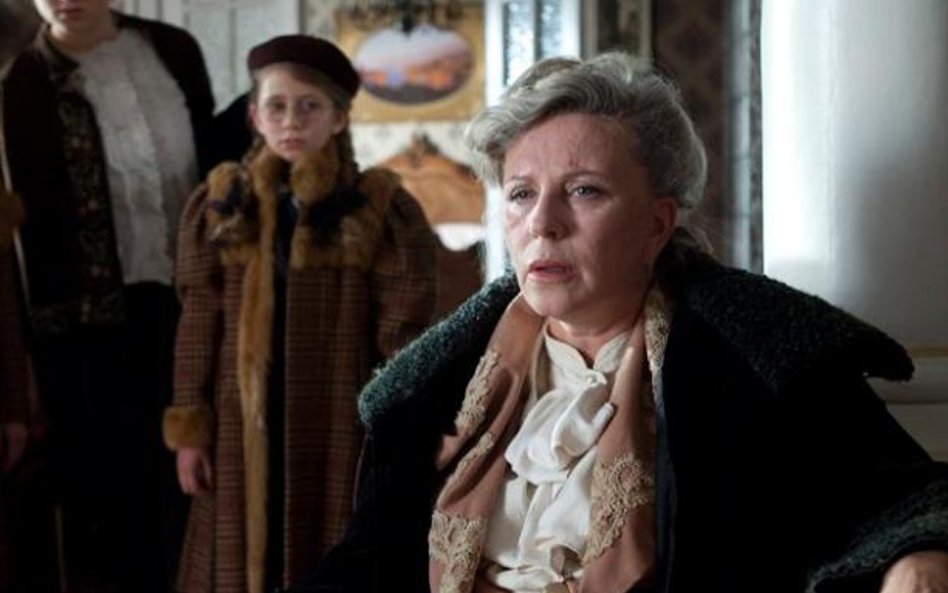 Krystyna Janda jako pani Dulska, głowa rodu