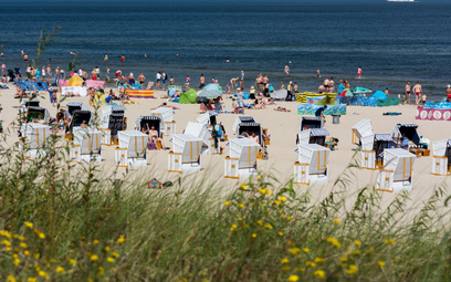 Polacy tłumnie ruszyli w tym roku nad Bałtyk. Na zdjęciu plaża w Świnoujściu