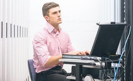 Pisanie programu na zlecenie może trwać dłużej niż pół roku. Przychody i koszty realizacji takiej um