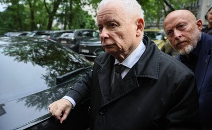 Prezes Prawa i Sprawiedliwości Jarosław Kaczyński w drodze na przesłuchanie ws. dwóch wież