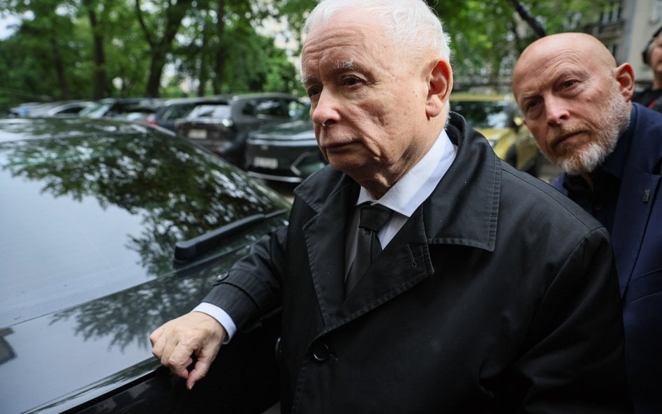 Prezes Prawa i Sprawiedliwości Jarosław Kaczyński w drodze na przesłuchanie ws. dwóch wież