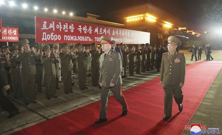 Minister obrony Rosji Siergiej Szojgu na lotnisku w Pjongjangu