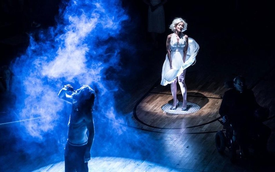 od lewej: Mariusz Zaniewski jako Gustaw-Konrad, Gabriela Frycz jako Dziewica (Marylin Monroe), Mariu