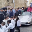 Ksiądz jechał podczas procesji Porsche. Auto ciągnęły dzieci