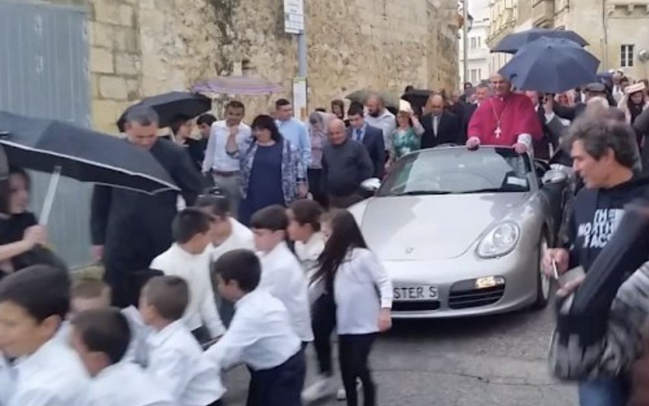 Ksiądz jechał podczas procesji Porsche. Auto ciągnęły dzieci