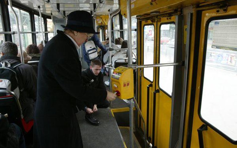 W Nysie kierowca pojedzie autobusem za darmo, wystarczy że będzie miał przy sobie prawo jazdy i dowó