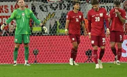 Bramkarz reprezentacji Polski Marcin Bułka (L) po stracie trzeciej bramki podczas meczu grupy B4 pił