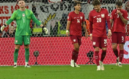 Bramkarz reprezentacji Polski Marcin Bułka (L) po stracie trzeciej bramki podczas meczu grupy B4 pił