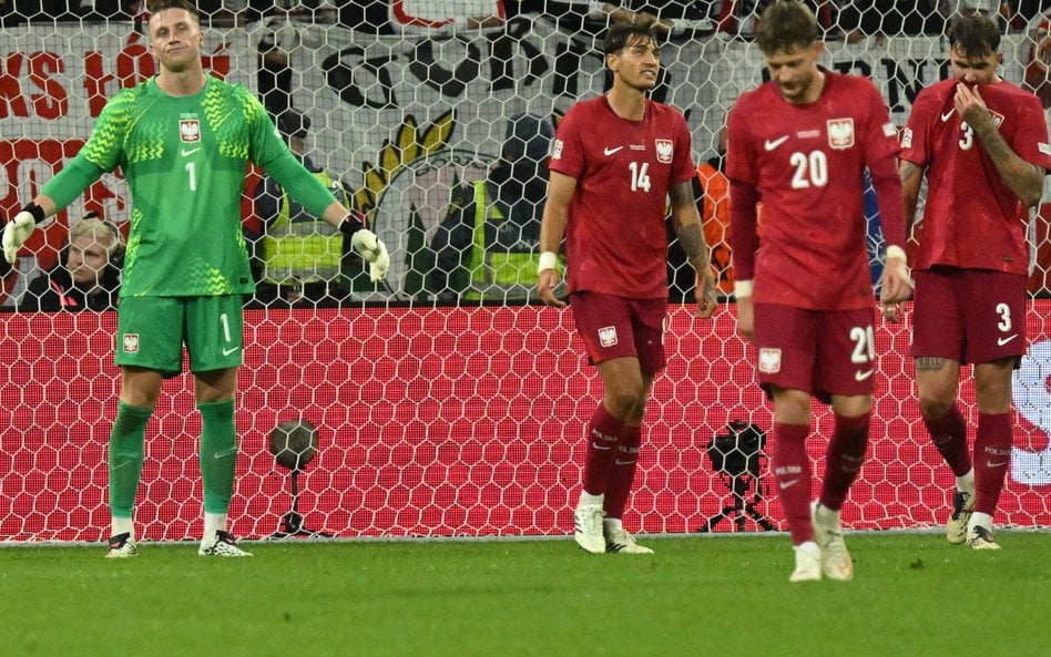 Bramkarz reprezentacji Polski Marcin Bułka (L) po stracie trzeciej bramki podczas meczu grupy B4 pił