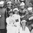 Car Aleksander III z rodziną na rok przed swoją śmiercią. Pierwszy z lewej stoi wielki książę i nast