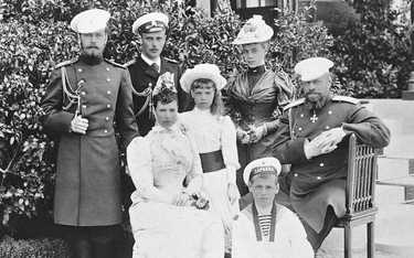 Car Aleksander III z rodziną na rok przed swoją śmiercią. Pierwszy z lewej stoi wielki książę i nast