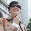 SmartEyeglass mają grube oprawki i wiszący kabel