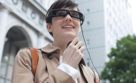 SmartEyeglass mają grube oprawki i wiszący kabel