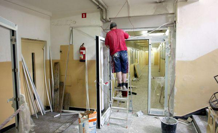 Montaż towarów przez producenta to dostawa czy usługa?