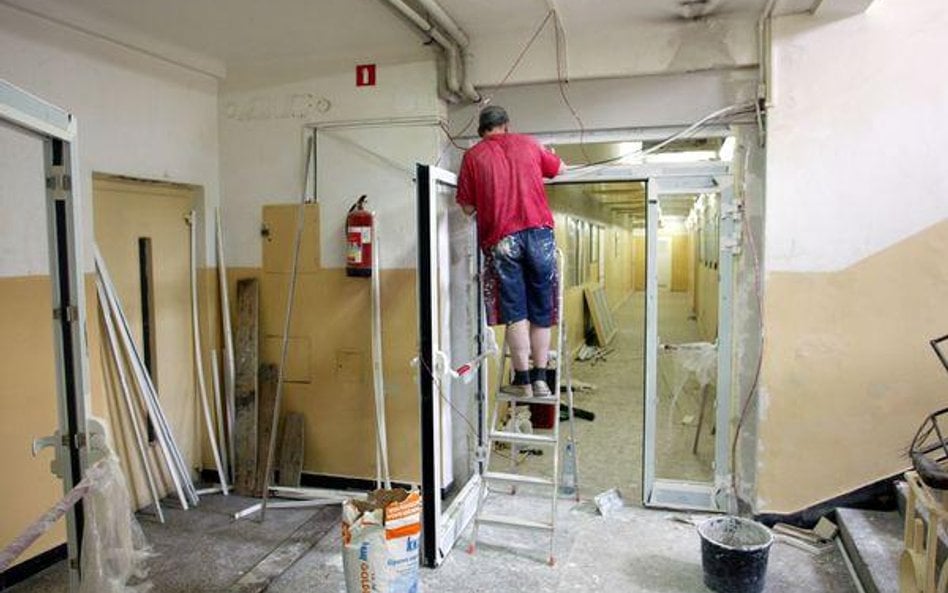 Montaż towarów przez producenta to dostawa czy usługa?