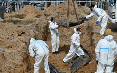 Ekshumacja ciał z jednego z masowych grobów w Buczy