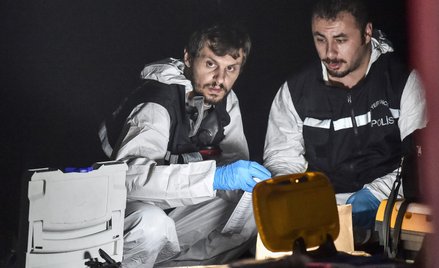Tureccy policjanci w trakcie rewizji w saudyjskim konsulacie w Ankarze