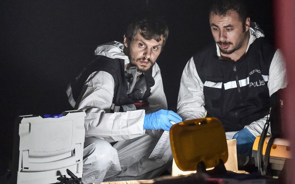 Tureccy policjanci w trakcie rewizji w saudyjskim konsulacie w Ankarze