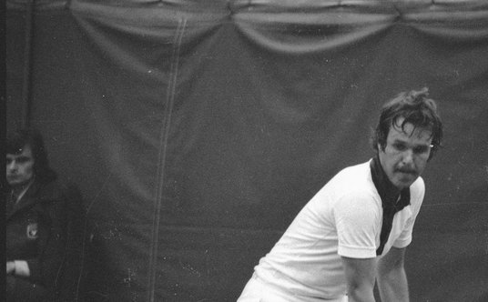 Wojciech Fibak podczas meczu z Björnem Borgiem w spotkaniu Polska–Szwecja. Warszawa, 5 maja 1975 r