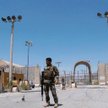 Afgański żołnierz w opuszczonej przez Amerykanów po 20 latach bazie Bagram