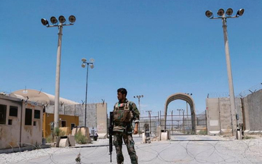 Afgański żołnierz w opuszczonej przez Amerykanów po 20 latach bazie Bagram