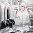 Były premier Wielkiej Brytanii Boris Johnson podczas wizyty w fabryce firmy AstraZeneca w Macclesfie