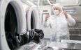 Były premier Wielkiej Brytanii Boris Johnson podczas wizyty w fabryce firmy AstraZeneca w Macclesfie