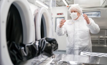 Były premier Wielkiej Brytanii Boris Johnson podczas wizyty w fabryce firmy AstraZeneca w Macclesfie