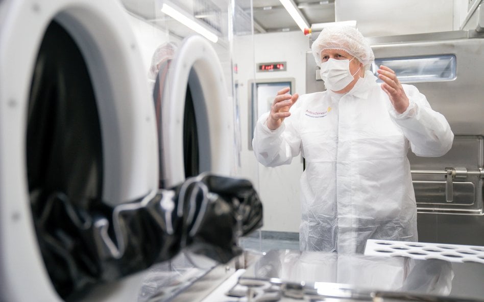 Były premier Wielkiej Brytanii Boris Johnson podczas wizyty w fabryce firmy AstraZeneca w Macclesfie