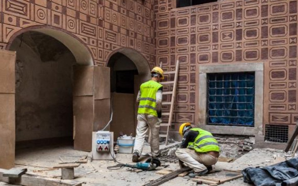 Zdobiące podwórze sgraffita powstały w okresie międzywojennym