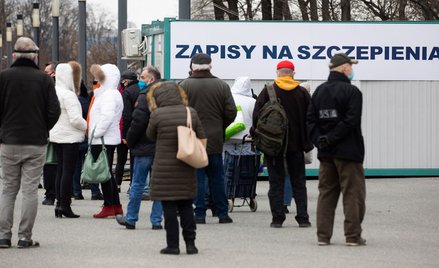 Uwolnienie szczepień zmniejszyłoby kolejki pod punktami i doprowadziło do szybszego zaszczepienia Po